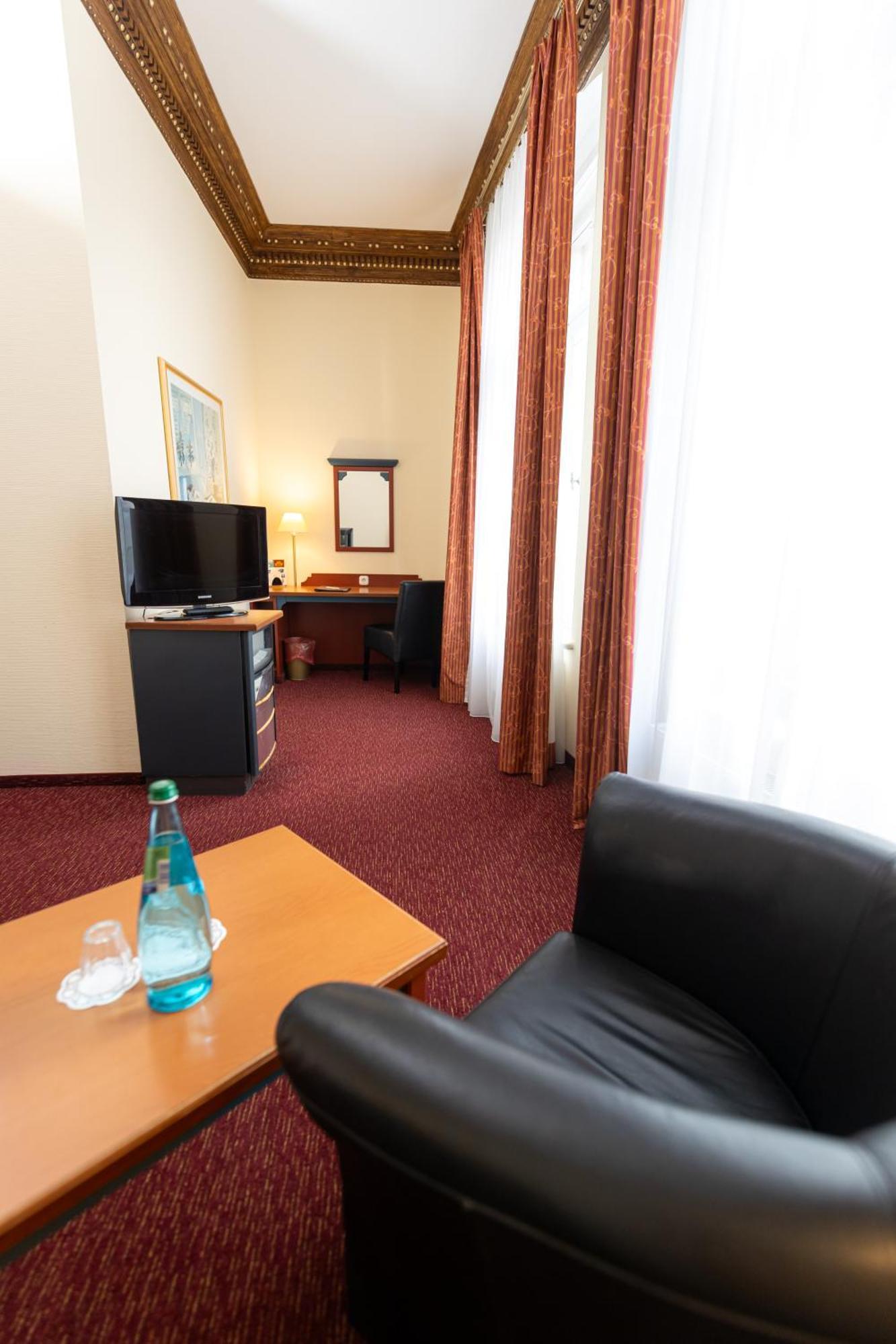 Akzent Hotel Am Goldenen Strauss 格尔利茨 外观 照片